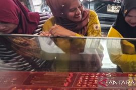 Harga emas hari ini Minggu 8 Februari 2025 di Palembang perlahan naik Rp16,6 juta per suku