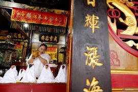 Umat Tridharma di Gorontalo lakukan cuci arca jelang Imlek