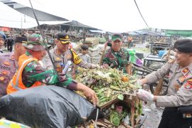 TNI dan Polri bersih Pasar Babakan implementasi gerakan Indonesia asri