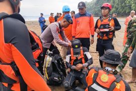 Basarnas terjunkan tim penyelam, cari wisatawan hilang di Pantai Sine