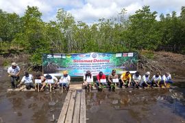 Komunitas Jurnalis Kepri bersama BPDAS Sei Jang Duriangkang tanam mangrove peringati HPN 2026