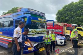 Polres Bangka Barat cek angkutan umum di Terminal Mentok
