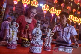Tradisi pencucian patung dewa di Ciamis
