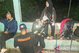 Tim SAR Gabungan evakuasi seorang warga dari Gunung Api Banda