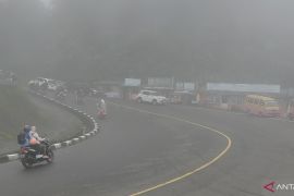 Pengendara diingatkan waspada hujan lebat dan kabut tebal di Puncak-Cianjur