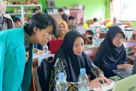 Mahasiswa KKN UMS selenggarakan pelatihan AI dan koding bagi guru