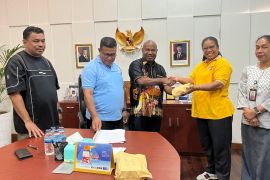 Pemprov Papua serahkan bantuan biaya UKK bagi SNK Pariwisata