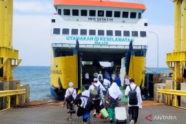 Wabup Situbondo lepas kepulangan ratusan santri ke Madura