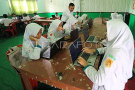 Disdik Aceh terapkan pembatasan penggunaan handphone di sekolah