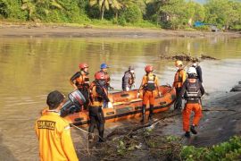 Basarnas evakuasi jasad wisatawan tenggelam di Pantai Sine Tulungagung