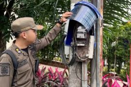 Satpol PP Karawang temukan kWh meter listrik milik PLN di lokasi bangunan liar