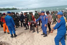 Polri-TNI operasi pungut sampah di kawasan wisata pantai Garut