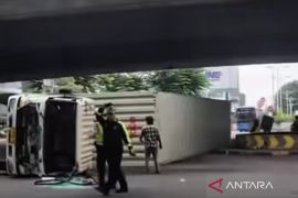 Hilang kendali, truk kontainer terguling di simpang Tomang Jakbar