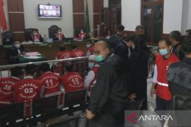 Sebanyak 25 terdakwa pornografi jalani sidang perdana tertutup di PN Surabaya