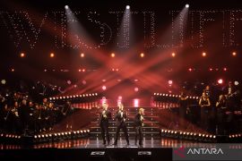 Westlife returns to Indonesia, thrills fans in Surabaya concert