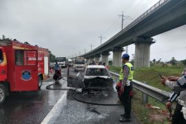 Detik-detik mobil Honda Mobilio terbakar di Tol Purbaleunyi, api muncul dari kap mesin