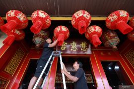 Persiapan imlek di klenteng cagar budaya Kota Kediri