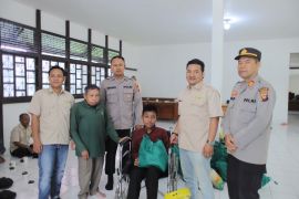 "KAWAN" bersama Polres Ketapang salurkan sembako untuk disabilitas