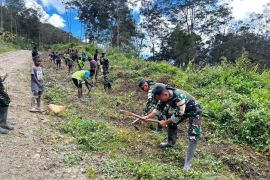 Satgas Yonif 511/DY buat drainase dan makan gratis bagi warga Tima