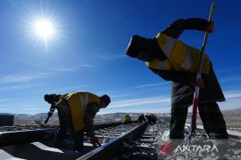Mekanik kereta jaga kelancaran mudik Imlek di Pegunungan Kunlun, China