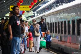 Arus penumpang kereta api di KAI Daop 8 Surabaya
