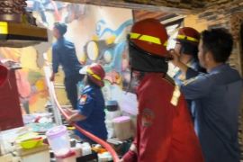 Dua mobil pemadam untuk atasi kebakaran rumah di Cipare