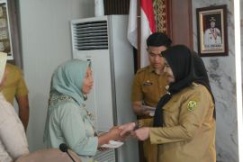 Bunda Eva salurkan santunan Rp283 juta ke korban bencana