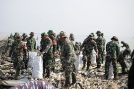 Tim gabungan dikerahkan untuk menangani sampah Pantai Gebang Cirebon