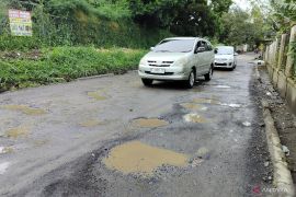Pemkab Bogor pastikan perbaikan jalan rusak bertahap sesuai kewenangan