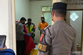 Polisi libatkan damkar evakuasi jenazah di kontrakan Cilebut Timur