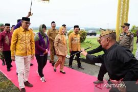Wamen Diktisaintek disambut secara adat di Gorontalo