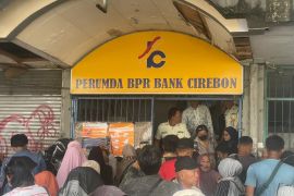 Dana Tak Pasti, Ratusan Nasabah Geruduk BPR Bank Cirebon Pasca Izin Dicabut OJK
