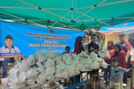 PWI Banten salurkan bahan pokok bagi warga tidak mampu di Lebak