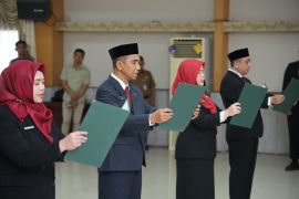 Wali Kota Pontianak lantik lima pejabat eselon dua, tugaskan tingkatkan layanan publik
