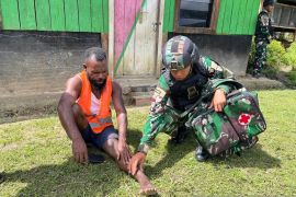 Satgas Yonif 511/DY beri layanan kesehatan keliling bagi warga Pirime