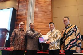 KPK serahkan buku pendidikan antikorupsi kepada MRPTNI dalam Forum SNPMB 2026