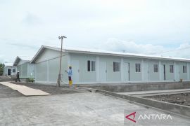 Mengetuk pintu dari rumah ke rumah sembari menunggu Huntara