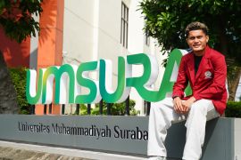 Pemain Persebaya Mikael Tata terima beasiswa UMSURA