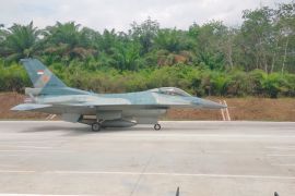 TNI AU melakukan uji coba pendaratan pesawat tempur di JTTS