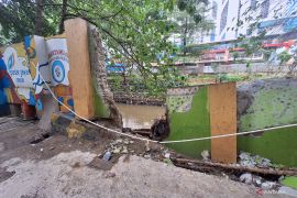 Perbaikan turap di pintu masuk Pasar Cipulir untuk cegah banjir