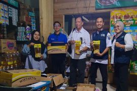 Disperindag HSS salurkan minyak goreng murah kepada pedagang