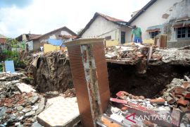 Puluhan rumah ambruk terdampak longsor di Kabupaten Tegal