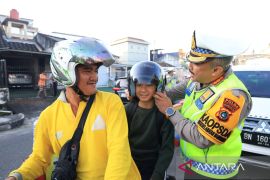 Polantas Babel bagikan helm gratis ke pengendara serta ingatkan kesadaran tertib berlalu lintas