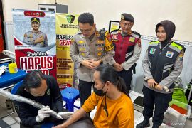 Seratusan pemuda manfaatkan hapus tato gratis program Polres Situbondo