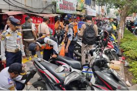 Petugas gabungan tertibkan parkir liar dan PKL di Pancoran Glodok