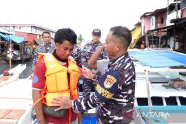 Kodaeral VI Makassar sosialisasi keselamatan berlayar kepada nelayan Paotere