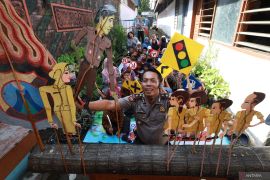 Pentas wayang edukasi keselamatan berlalu lintas