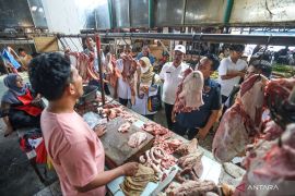 Pemkot Surabaya sidak pasar tradisional pantau pasokan bahan pokok