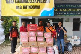 Alfamart bantu warga Desa Padasari