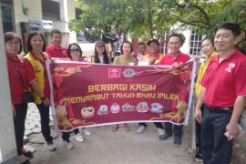 Organisasi Tionghoa Sulteng berbagi angpao untuk warga prasejahtera